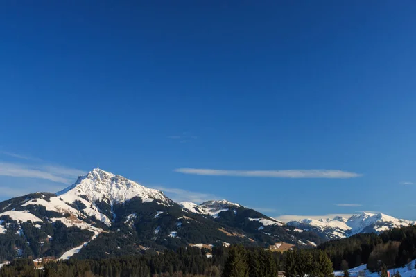 A montanha "Kitzb =heler Horn" na frente de um céu azul — Fotografia de Stock