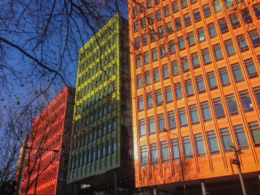 Londra'da Central Saint Giles renkli modern mimari