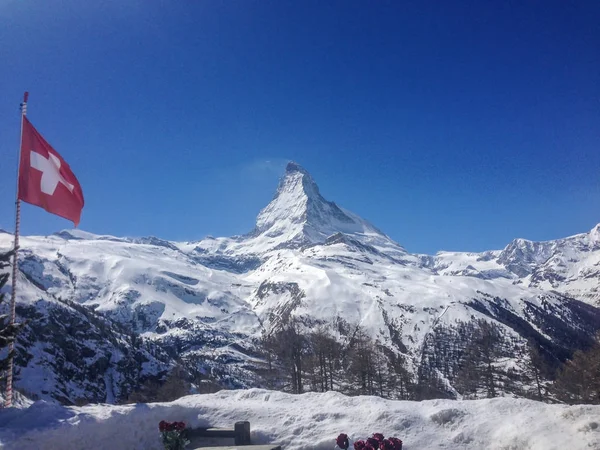 Matterhorn und Schweizer Nationalflagge — Stockfoto