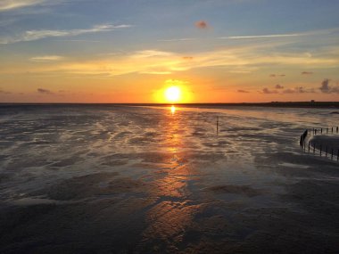 Wadden Denizi'nde gün batımı
