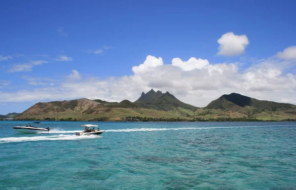 Båt framför ön Mauritius — Stockfoto