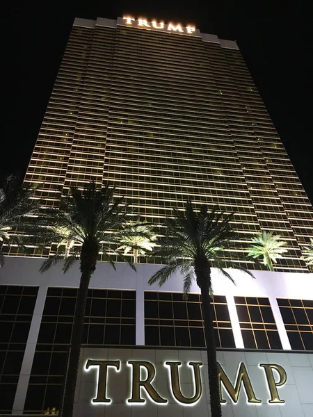 Foto exterior del Trump International Hotel Las Vegas por la noche —  Fotos de Stock