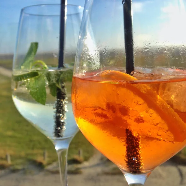Yaz içecekler Hugo ve Aperol Sprizz