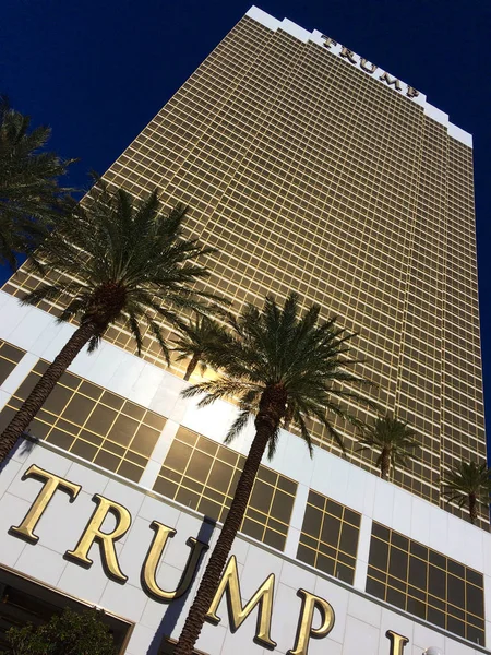 Foto exterior del Trump International Hotel Las Vegas por la noche —  Fotos de Stock