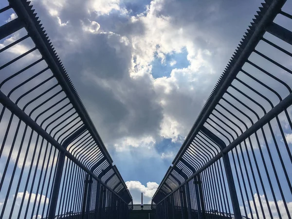 Ploty s mraky infront z modré oblohy — Stock fotografie