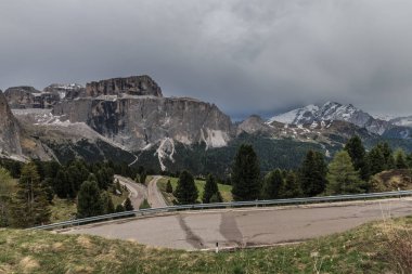 Sella Pass Sella grupla yola geçmek