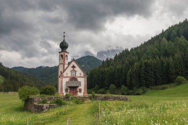Pitoresk kilisede St. Maddalena, Funes Vadisi, İtalya