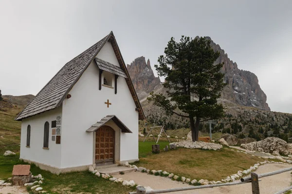 Pequena capela na Sella Pass Road — Fotografia de Stock