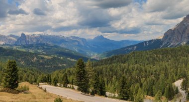 Val Badia Sella grubu ile panoramik manzaralı Corvara Vadisi'nde bir Valparola geçmek için soldaki yol