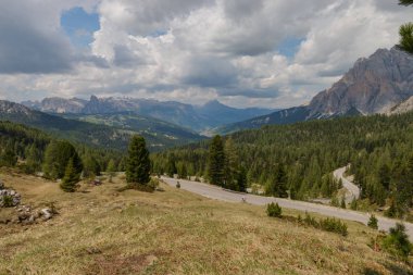 Val Badia Sella grubu ile panoramik manzaralı Corvara Vadisi'nde bir Valparola geçmek için soldaki yol