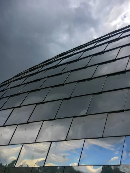 Techo Moderno Reflejando Nubes Parcialmente Cielo Azul —  Fotos de Stock
