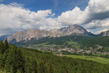 İtalyanca şehir Cortina d'Ampezzo Cristallo dağ önünde panoramik manzaralı