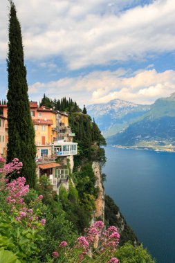 Pieve Garda Gölü üzerinde şaşırtıcı görünümünden Monte Baldo, İtalya