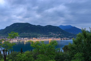 Alacakaranlıkta Cityscape Salo, İtalya