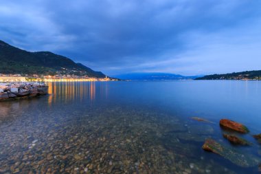 Alacakaranlıkta Cityscape Salo, İtalya