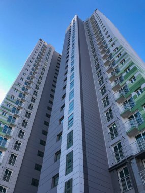 Kore apartman kulesi önünde mavi gökyüzü