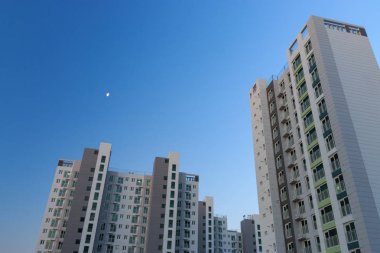 Kore apartman kulesi önünde mavi gökyüzü
