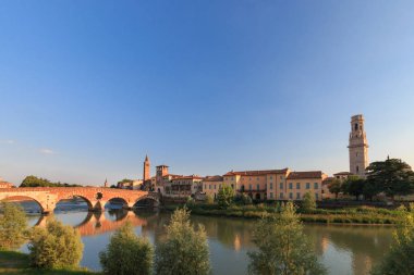Verona cityscape Ponte Pietra historica ile Adige Nehri üzerinde ile