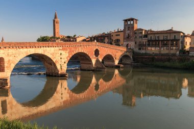 Verona cityscape Ponte Pietra historica ile Adige Nehri üzerinde ile
