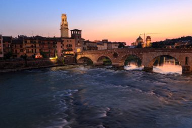 Verona cityscape Ponte Pietra historica ile Adige Nehri üzerinde ile