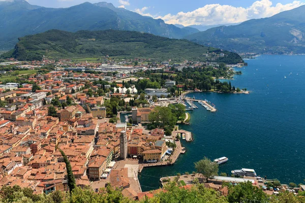 Panoramisch uitzicht van Riva del Garda, Italië — Stockfoto