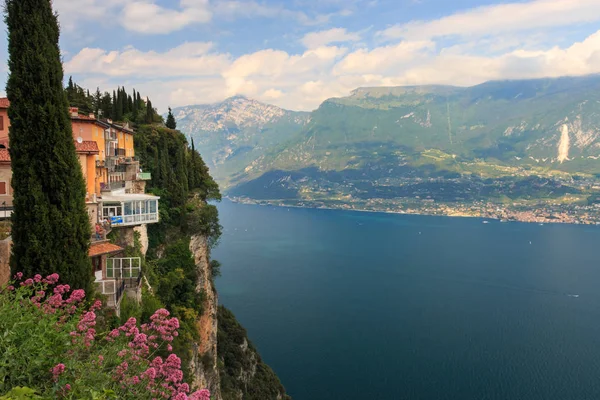 Pieve Garda Gölü üzerinde şaşırtıcı görünümünden Monte Baldo, İtalya