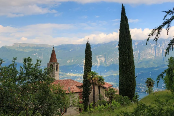 Iglesia en el pueblo italiano de Pieve (Tremosine) en el lago de Garda — Foto de Stock