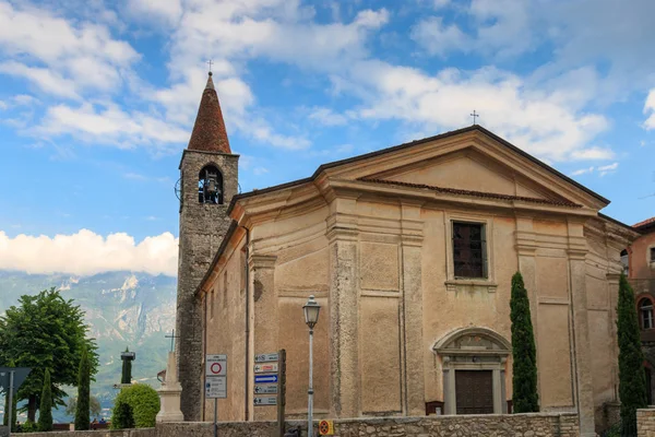 Iglesia en el pueblo italiano de Pieve (Tremosine) en el lago de Garda — Foto de Stock