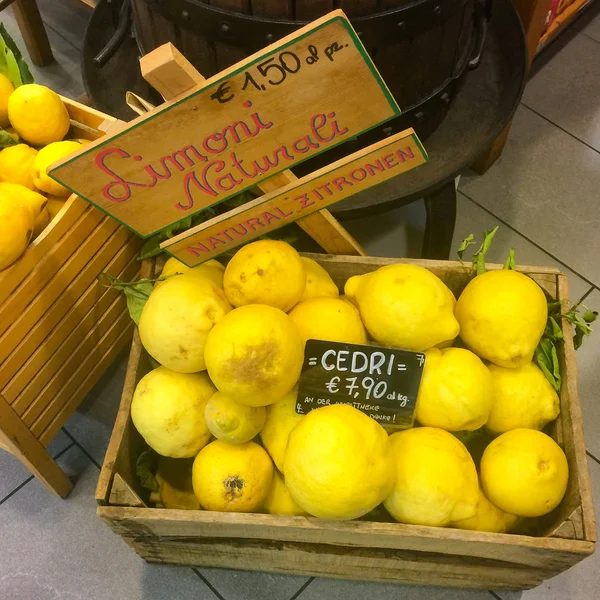 Limones en venta —  Fotos de Stock