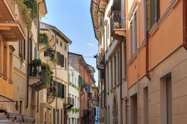 Узкая улица в Вероне, Италия — стоковое фото