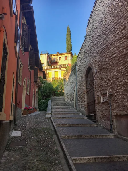 Meredek gyalogút, Verona, Olaszország — Stock Fotó