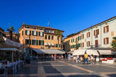 Sirmione, İtalya için güneşli öğleden sonra