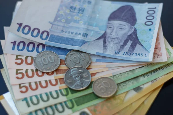 Several different money notes and coins of South Korea currency — Stock Photo, Image