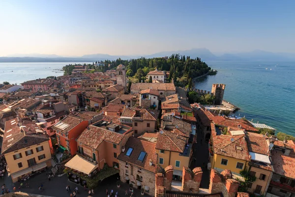 Sirmione, Italië gezien vanaf scaliger-kasteel — Stockfoto