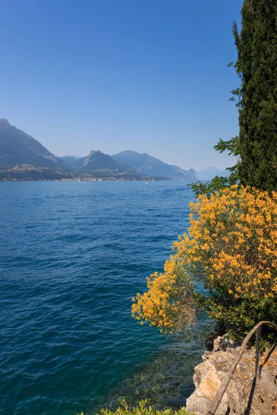 Τοπίο στη λίμνη Γκάρντα, Ιταλία — Φωτογραφία Αρχείου