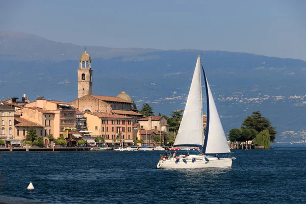 ボートの交差とガルダ湖、イタリアでサロ — ストック写真