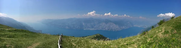 Malebný pohled na jezero Garda Monte Baldo — Stock fotografie