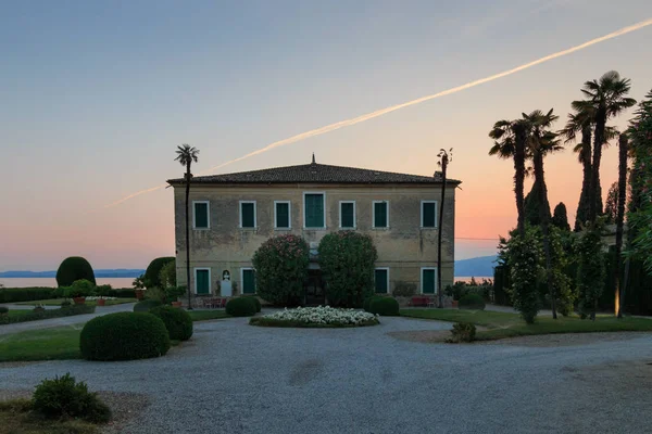 Italiensk villa ved Punta San Vigilio, Gardasøen - Stock-foto
