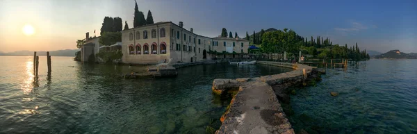 Punta San Vigilo en el Lago de Garda, Italia — Foto de Stock