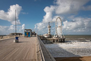 Scheveningen turtasındaki insanlar