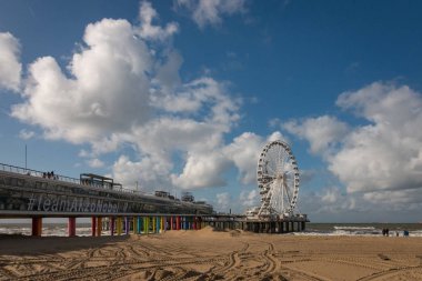 Dönme dolaba ve bungee kulesine sahip Scheveningen İskelesi.