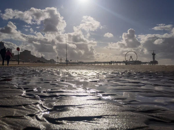 Pláž a molo Scheveningen s ruským kolem, Nizozemsko — Stock fotografie