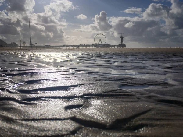 Spiaggia e molo sfocato di Scheveningen con ruota panoramica, il Ne — Foto Stock