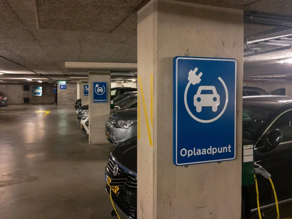 Oplaadpunt oznacza stację ładowania samochodów elektrycznych w Holandii — Zdjęcie stockowe