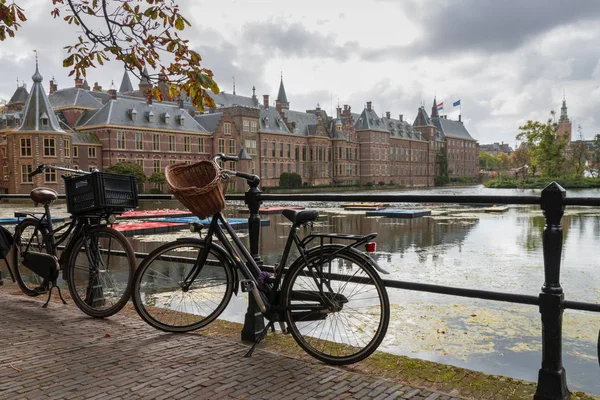 Binnenhof en Den Haag (La Haya) a lo largo de Hofvijver con bicicletas — Foto de Stock
