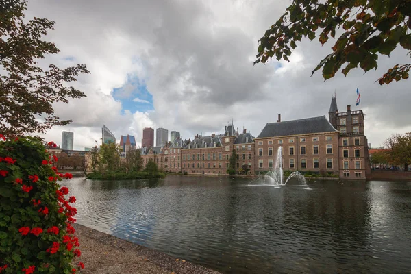 Binnenhof en Den Haag (La Haya) a lo largo de Hofvijver, Holanda — Foto de Stock
