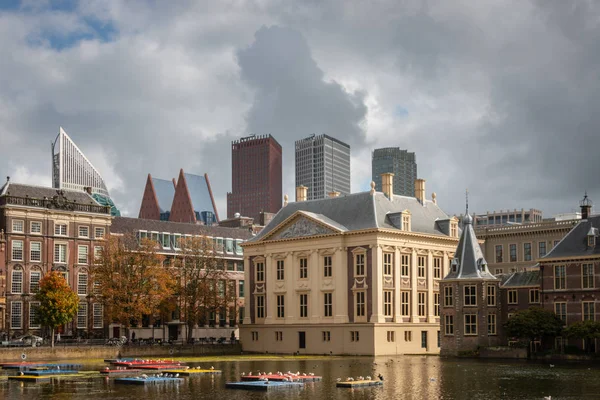 Mauritshuis in den haag entlang hofvijver, Niederlande — Stockfoto