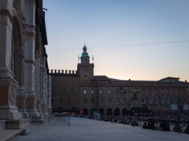 İtalya, Bologna 'daki Piazza Maggiore' da Palazzo dcorrect