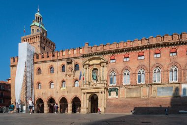 İtalya, Bologna 'daki Piazza Maggiore' da Palazzo dcorrect