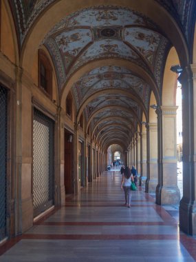 İtalya, Bologna 'daki Via Garibaldi' de atari salonu.